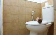 Toilet Kamar 6 Cozy Stay Studio Room at Green Pramuka City Apartment