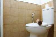 Toilet Kamar Cozy Stay Studio Room at Green Pramuka City Apartment