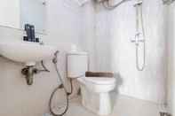 Toilet Kamar Homey and Cozy Living Studio at Pakubuwono Terrace Apartment