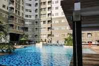 สระว่ายน้ำ Relaxing 2BR at Sudirman Park Apartment