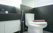 Toilet Kamar 5 Modern 2BR Apartment at 1 Park Residence with Maid Room