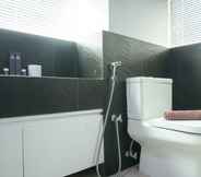 Toilet Kamar 5 Modern 2BR Apartment at 1 Park Residence with Maid Room