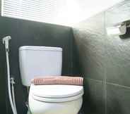 Toilet Kamar 6 Modern 2BR Apartment at 1 Park Residence with Maid Room