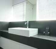 Toilet Kamar 4 Modern 2BR Apartment at 1 Park Residence with Maid Room