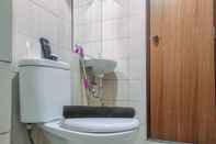 Toilet Kamar Comfy and Tidy 2BR at Vida View Apartment