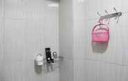 In-room Bathroom 5 Minimalist Studio Gateway Ahmad Yani