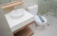 Toilet Kamar 7 Comfort and Cozy 1BR at Tree Park City BSD Apartment