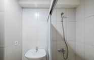 Toilet Kamar 2 Comfy and Modern 2BR Grand Kamala Lagoon Apartment