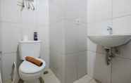 Toilet Kamar 5 Comfy and Modern 2BR Grand Kamala Lagoon Apartment