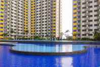 สระว่ายน้ำ Studio Apartment at The Springlake View Summarecon with Mall View