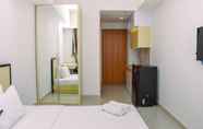 Bilik Tidur 4 Elegant Studio with Single Bed at Evenciio Margonda Apartment