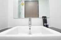 Toilet Kamar Spacious 1BR Apartment at Praxis