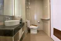 Toilet Kamar Modern and Spacious Studio Room at Green Kosambi Apartment