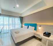 Kamar Tidur 4 Modern and Spacious Studio Room at Green Kosambi Apartment