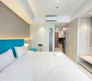 Kamar Tidur 3 Modern and Spacious Studio Room at Green Kosambi Apartment