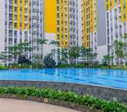 Swimming Pool 2 Modern 2BR Apartment for 4 Pax at Springlake Summarecon