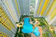 สระว่ายน้ำ Modern and Comfortable 2BR Springlake Summarecon Bekasi Apartment