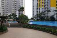 Kolam Renang Modern and Bright 2BR Springlake Apartment