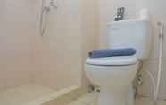 Toilet Kamar 5 Elegant and Comfy Studio at Springlake Summarecon Apartment