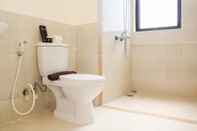 Phòng tắm bên trong Nice and Comfy 3BR at Meikarta Apartment