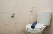 Toilet Kamar 6 Homey Studio Margonda Residence 1 Apartment