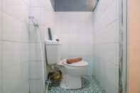 Toilet Kamar Homey and Compact 2BR Cibubur Village Apartment