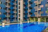 Swimming Pool Cozy Living Studio Room at Evenciio Margonda Apartment