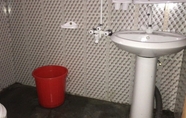 Toilet Kamar 6 Kumrat Maskan Hotel