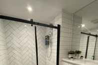 In-room Bathroom Kempston Suites Liverpool Apartment 10