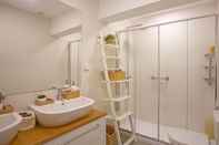 In-room Bathroom Magnificent 1 Bedroom Apartment With Views Over The Ocean