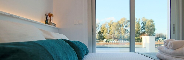 Bedroom Phaedrus Living: Seaside Deluxe Flat Harbour 112