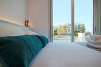 Bedroom Phaedrus Living: Seaside Deluxe Flat Harbour 112