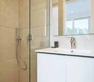 In-room Bathroom 6 Phaedrus Living: Seaside Deluxe Flat Harbour 112