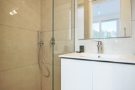 In-room Bathroom Phaedrus Living: Seaside Deluxe Flat Harbour 112