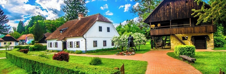 Exterior Pet Friendly House in Nature