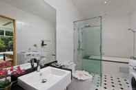 In-room Bathroom Kamala Falls Condominium by Space