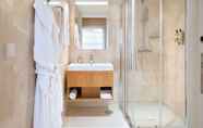 Toilet Kamar 7 Hotel BFRESH - Pool - Fitness - Padel - By Oporto Collection - Private Parking