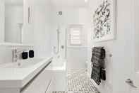 In-room Bathroom U Suites Hataitai - Gorgeous Classic Wellington Two Story Villa