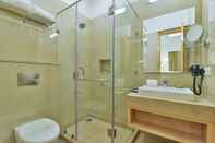 In-room Bathroom SureStay Hotel by Best Western Heritage Walk