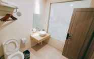 In-room Bathroom 7 TOWO Shangpin Hotel