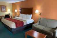 Bedroom Coachman's Inn Motel