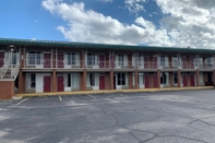 Exterior Coachman's Inn Motel