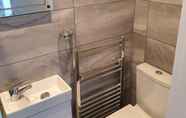 In-room Bathroom 5 City Centre, Detached 10 Person Accommodation