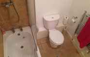 Toilet Kamar 3 Comfortable and Cosy Studio in Chelsea