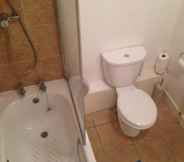 Toilet Kamar 3 Comfortable and Cosy Studio in Chelsea