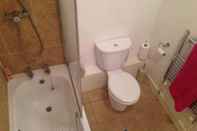 Toilet Kamar Comfortable and Cosy Studio in Chelsea