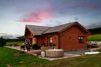 Luar Bangunan Cuddfan Lodge on a Gorgeous Private Lake