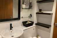 Toilet Kamar Luxury Modern Apartment With Stunning Balcony View