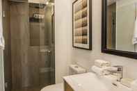 In-room Bathroom Primera Parada Lofts by Wynwood-House