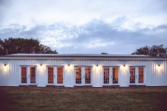 Bên ngoài 4 Towering Oaks Event & Retreat Center